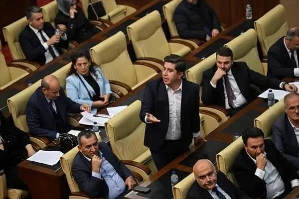 chpnin-konser-israfi-yine-tartisma-yaratti-ak-partili-uyeler-toplantiyi-terk-etti-1731092928600.jpeg Milyonluk konser israfı yine tartışma yarattı! ABB Meclisi'nde gerginlik: AK Partili üyeler toplantıyı terk etti - 4