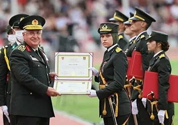 Sözcü gazetesi yazarı Emin Çölaşan'dan başörtülü teğmene skandal hakaret!