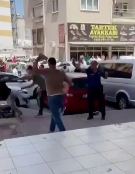 antalyada-tasli-sopali-kavga-kamerada-cok-sayida-yarali-ve-gozalti-1652443714169.jpg Antalya’da taşlı sopalı kavga kamerada! Çok sayıda yaralı ve gözaltı - 1
