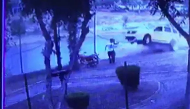 Adana'da taksi nehir kenarındaki iki kişinin üzerine böyle düştü - 3