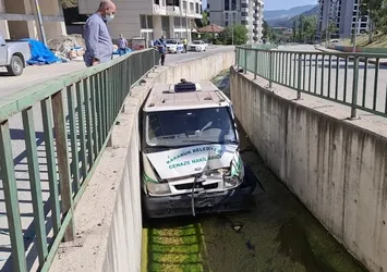 Cenaze aracı su kanalına düştü