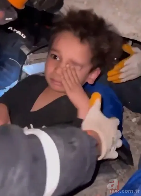 Depremden saatler sonra mucize kurtuluşlar! Umutlu bekleyişler sürüyor 15