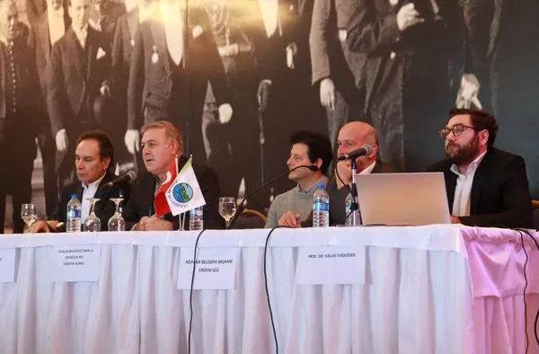 partisini-elestiren-chpli-arif-aydini-susturdular-igneyi-once-kendimize-batirmaliyiz-deyince-ortalik-karisti-1677249470781.jpg