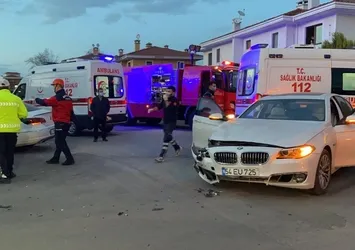 Lüks otomobiller kafa kafaya çarpıştı!