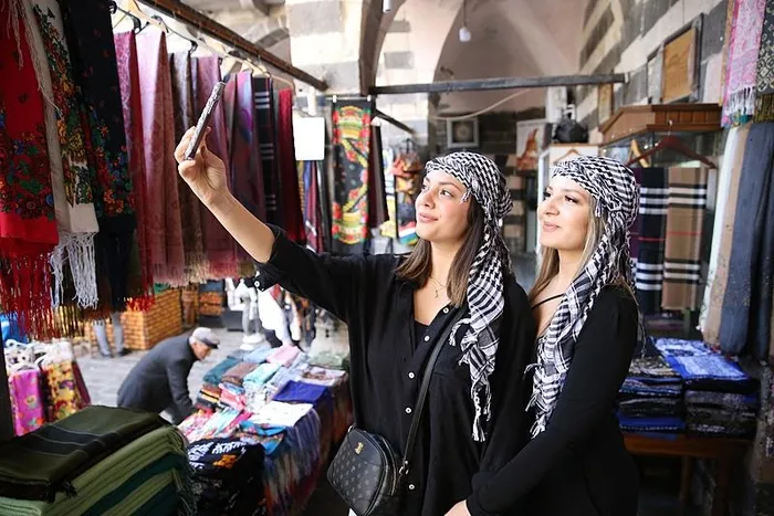 medeniyetler-kenti-diyarbakirda-cifte-bayram-tarihi-mekanlar-doldu-tasti-1712911449322.jpeg "Medeniyetler Kenti" Diyarbakır'da çifte bayram! Tarihi mekanlar doldu taştı - 2