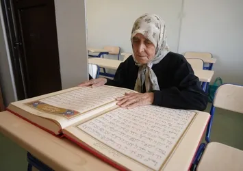 87 yaşında Kur'an-ı Kerim okumayı öğrendi