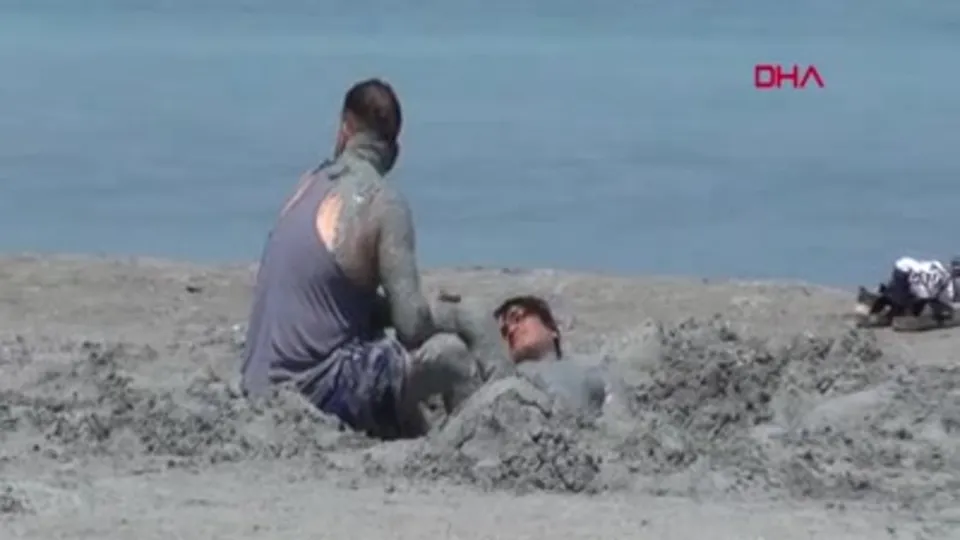 Salda Gölü kıyısında nargile içip çamur banyosu yaptılar