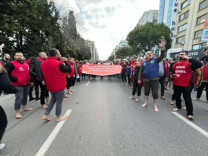 İzmir’de çıplak ayaklı isyan! On binlerce belediye işçisi maaş gaspına karşı sokağa döküldü