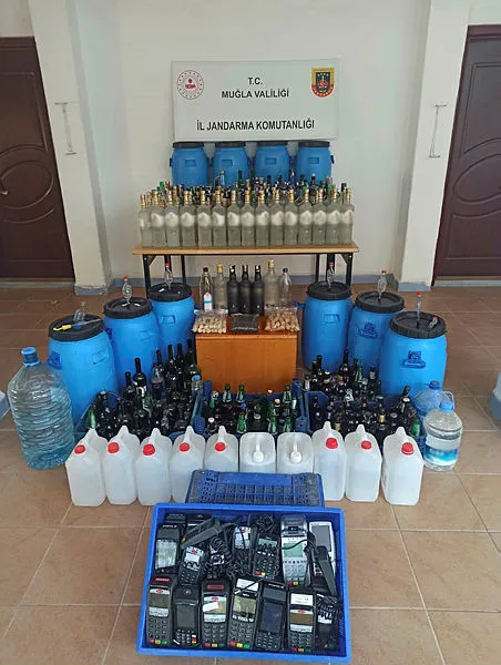 son-dakika-muglada-1040-litre-sahte-icki-ele-gecirildi-1640109040487.jpg Son dakika: Muğla'da 1040 litre sahte içki ele geçirildi - 1