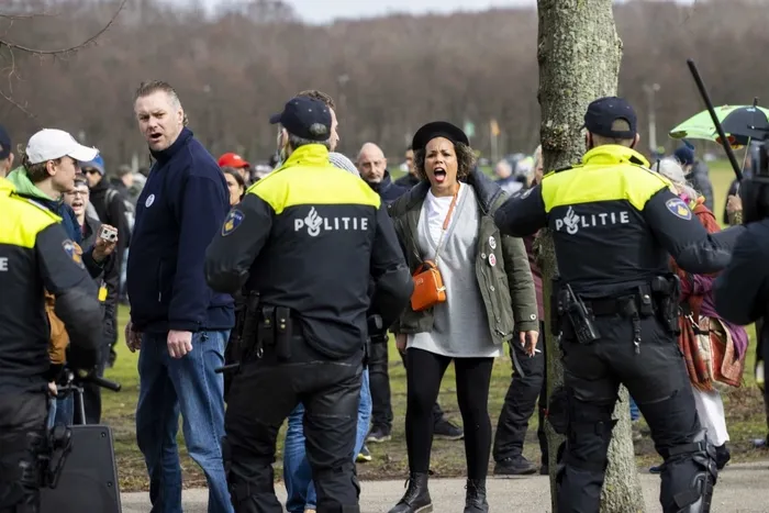 Hollanda’da ortalık karıştı! Genel seçim öncesi hükümet karşıtı protesto - 5