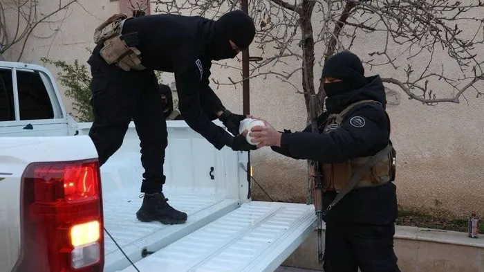 mitten-suriyede-deas-operasyonu-samda-sabotaj-eylemleri-duzenlemeye-hazirlanan-3-terorist-yakalandi-1772726758685.jpg MİT'ten Suriye'de DEAŞ operasyonu! Şam'ı kana bulamak isteyen 3 terörist yakalandı - 2