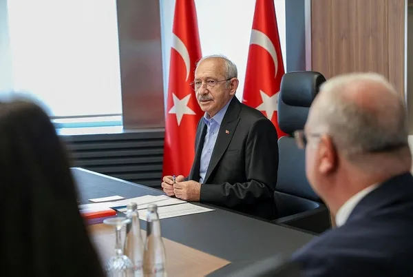 1693641603973.jpeg Yenilginin faturasını kendisi hariç herkese kesti! CHP lideri Kemal Kılıçdaroğlu şimdi de ilçe başkanlarını fırçaladı: Kendi bastığımız kitapçıkları bile okumuyorsunuz - 1