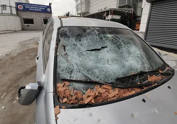 Sinir krizi geçiren kadın otomobili tuğla yağmuruna tuttu