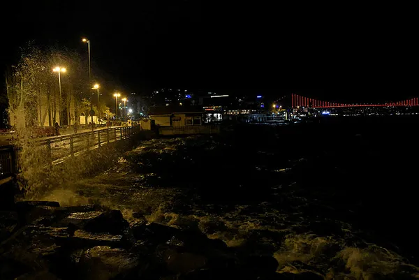 1701206210746.jpg İstanbul'da fırtına hayatı olumsuz etkiliyor! Deniz suları taştı... - 3