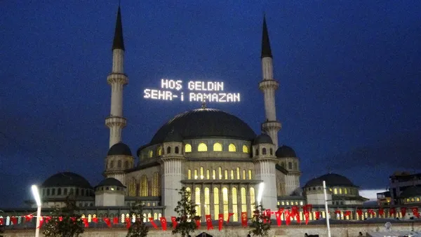 1619038260263.jpg Taksim Camii mahyalar ile süslendi! Kartpostallık görüntüler... - 2