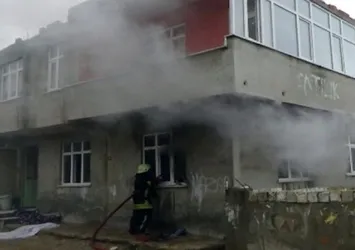Kocasına kızdı evi ateşe verdi!