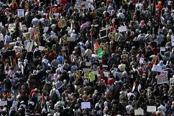 Binlerce İsrailliden Netanyahu’nun evinin önünde protesto! Tüm dünya Filistin için sokaklara döküldü