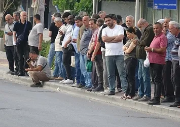 İzmir'de grevin ikinci günü: Vatandaş yine duraklarda kaldı çöp araçları kuyruk oldu
