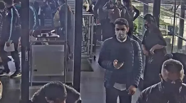 thodexin-sahibi-ozerin-yurt-disina-kacisinin-goruntuleri-ortaya-cikti-1621577896636.jpg Thodex'in sahibi Özer'in yurt dışına kaçışının görüntüleri ortaya çıktı - 4