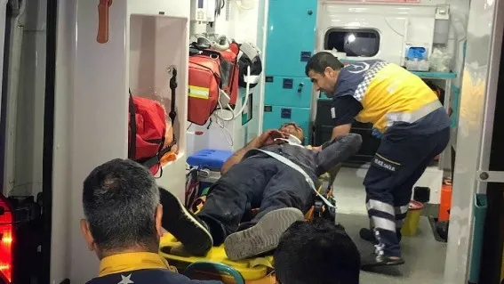 Göçmenleri taşıyan TIR kaza yaptı, kaçmak isteyen şoför yolcuları yola savurdu - 3