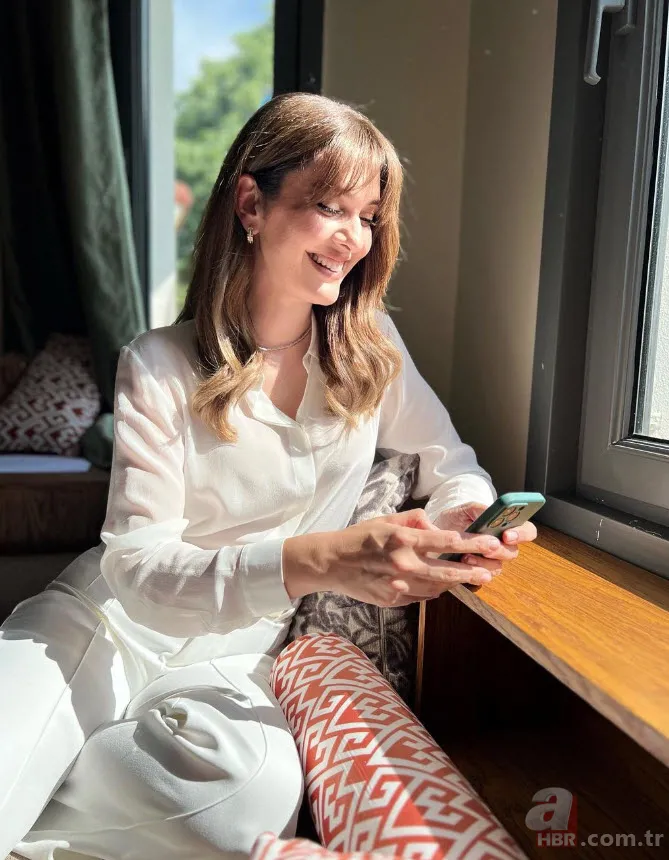 Bergüzar Korel çocuklarını paylaştı! Minik Leyla sosyal medyayı salladı! “Çok şanslıyız” 5