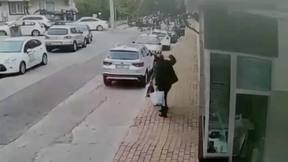 İşe geç geldiği iddiasıyla kadın mesai arkadaşını sokak ortasında feci şekilde dövdü! Saldırgan adam yine serbest bırakıldı