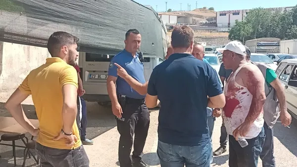 elazigda-kasaplar-bicakla-uzerine-yurudukleri-gazetecileri-dovdu-1657370833546.jpg Elazığ’da kasaplar bıçakla üzerine yürüdükleri gazetecileri dövdü - 2