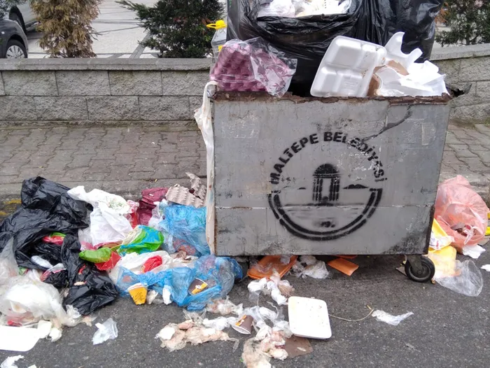 Maltepe’de sokaklarda çöp yığınları oluştu! Vatandaşlar CHP’li belediyeye isyan etti: Bu virüsten daha tehlikeli değil mi?