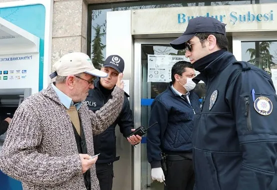 Sokağa çıkma yasağına uymayan yaşlı adamın polise cevabı şaşırttı - 1