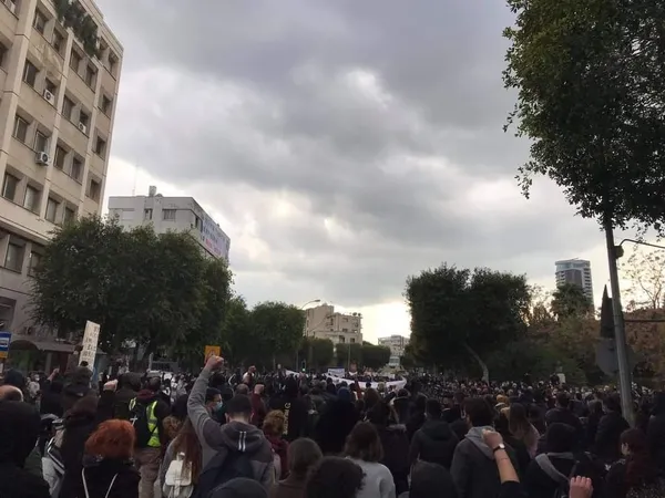 Güney Kıbrıs Rum Kesimi karıştı! Binlerce kişi sokağa indi - 3