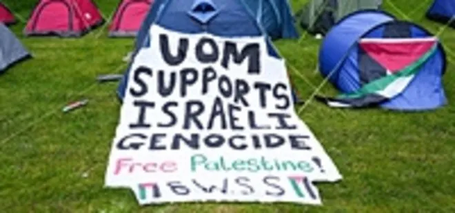 Manchester Üniversitesi’nde İsrail’e kırmızı boyalı protesto!