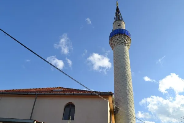 Manisa’da caminin minaresine yıldırım düştü | Cami geçici olarak ibadete kapatıldı - 1