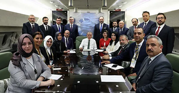 Son dakika: Başkan Erdoğan Çekya dönüşü uçakta gazetecilerin sorularını yanıtladı | Kılıçdaroğlu’na başörtüsü tepkisi: Siyaset fukarası