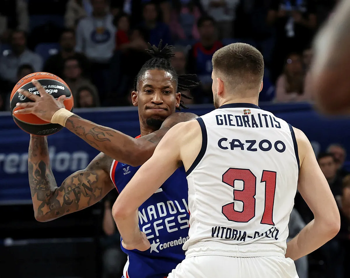 Anadolu Efes evinde mağlup! Anadolu Efes 78-83 Baskonia (MAÇ SONUCU)