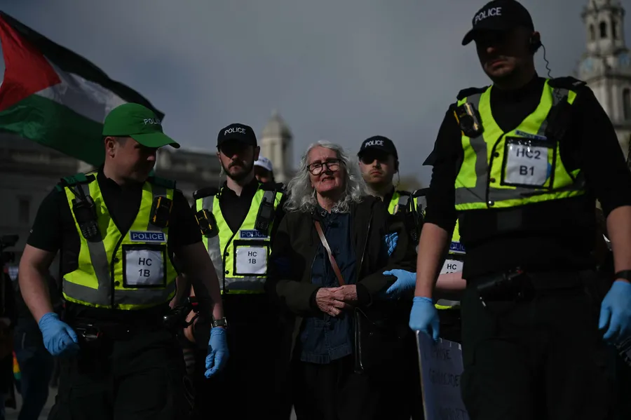 ingilterede-demokrasi-ayaklar-altinda-212-gostericiye-kelepce-1775935435184.jpg Fotoğraf (AA)