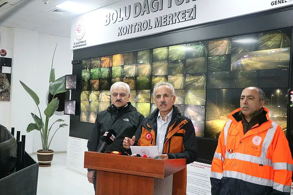 TEM Otoyolu’nda heyelan! Ankara - İstanbul yönü trafiğe kapandı | Ulaştırma Bakanı Abdulkadir Uraloğlu: Araçlar için önlem aldık