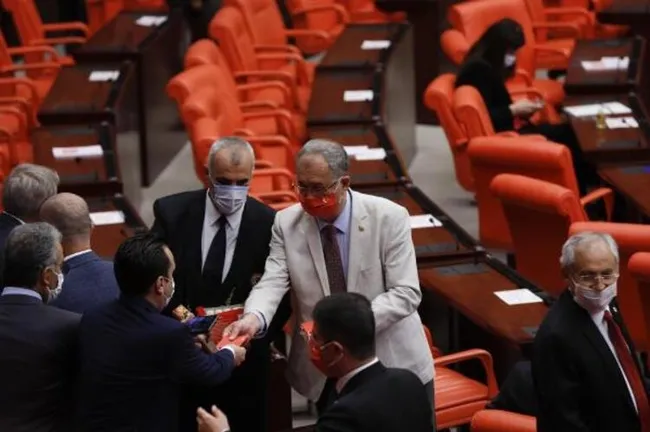 CHP’li milletvekillerin Meclis’te taktıkları ve Atatürk’ün imzasının bulunduğu maskeler çöpe atıldı