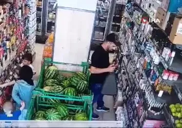 Deodorant seçip çalan şahıs kamerada