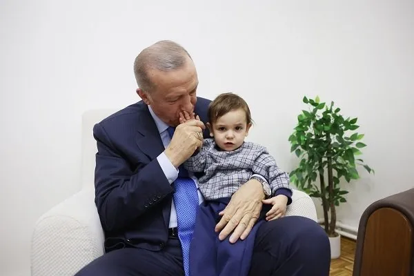 Başkan Recep Tayyip Erdoğan Ankara’da depremzede aileyi ziyaret etti