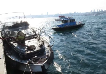 Üsküdar'da tekne yandı