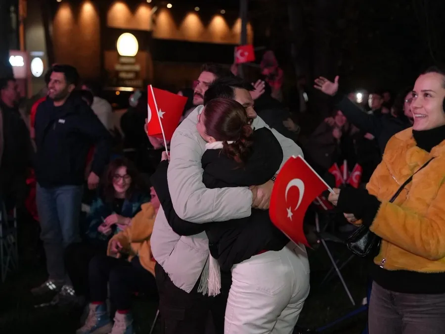 bizim-cocuklar-tarih-yazdi-bayragini-alan-sokaklara-dokuldu-iste-yurttan-kareler-1774997017032.jpg FOTOĞRAF (İHA)