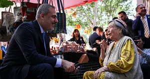 Elini öperek dua istedi