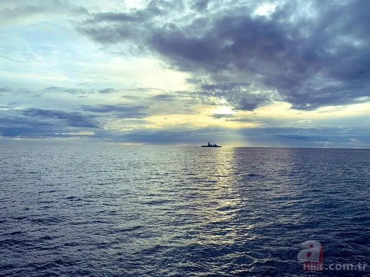 Rus savaş gemisi ve jetleri İngiliz donanmasına ait gemiye ateş açtı