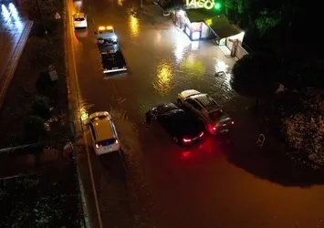 Adana'da sağanak sele neden oldu