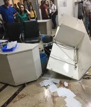 Gaziantep'te istediği ilacı alamayan hasta doktora saldırıp hastaneyi dağıttı - 1
