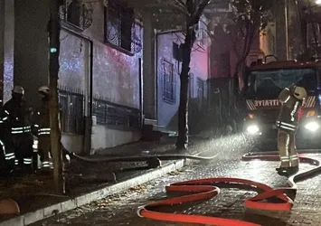İstanbul'da yangın paniği! Çatı katı alevlere teslim oldu