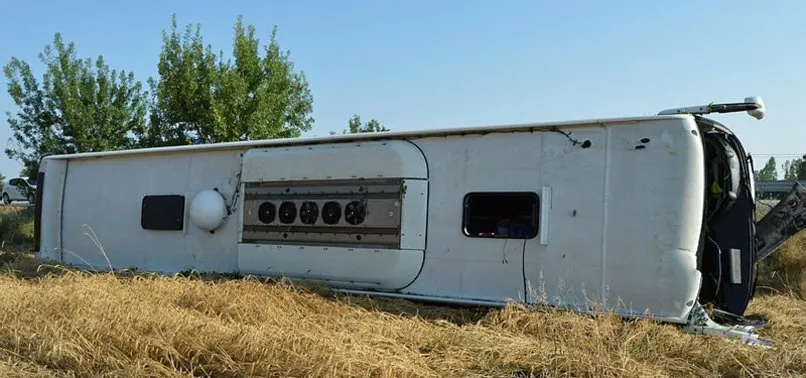 Afyonkarahisar Çay'da feci kaza! Yolcu otobüsü devrildi