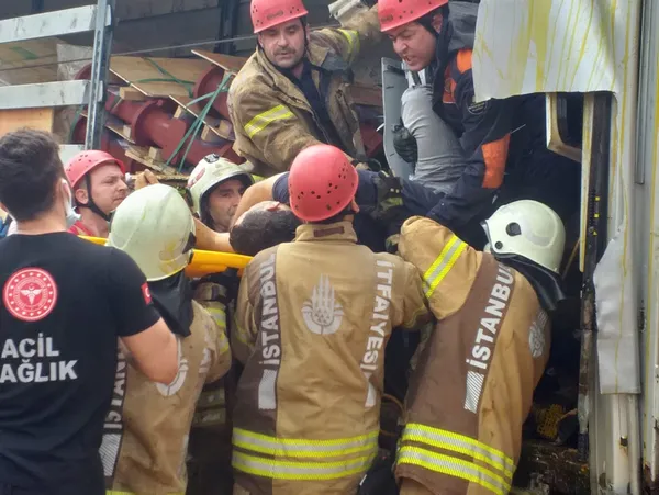 Son dakika: Beykoz'da iki TIR ile bir minibüs çarpıştı: Sürücü hayatını kaybetti - 3