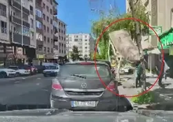 7'nci kattan düşen halı çalışanın başına isabet etti! O anlar kameraya böyle yansıdı