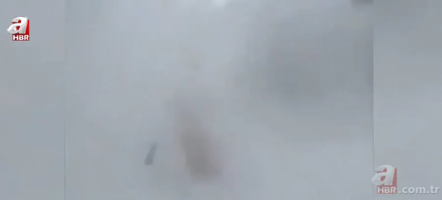 Saniyeler sonra neye uğradığını şaşırdı! Çatıdaki kar adamı böyle yuttu 5